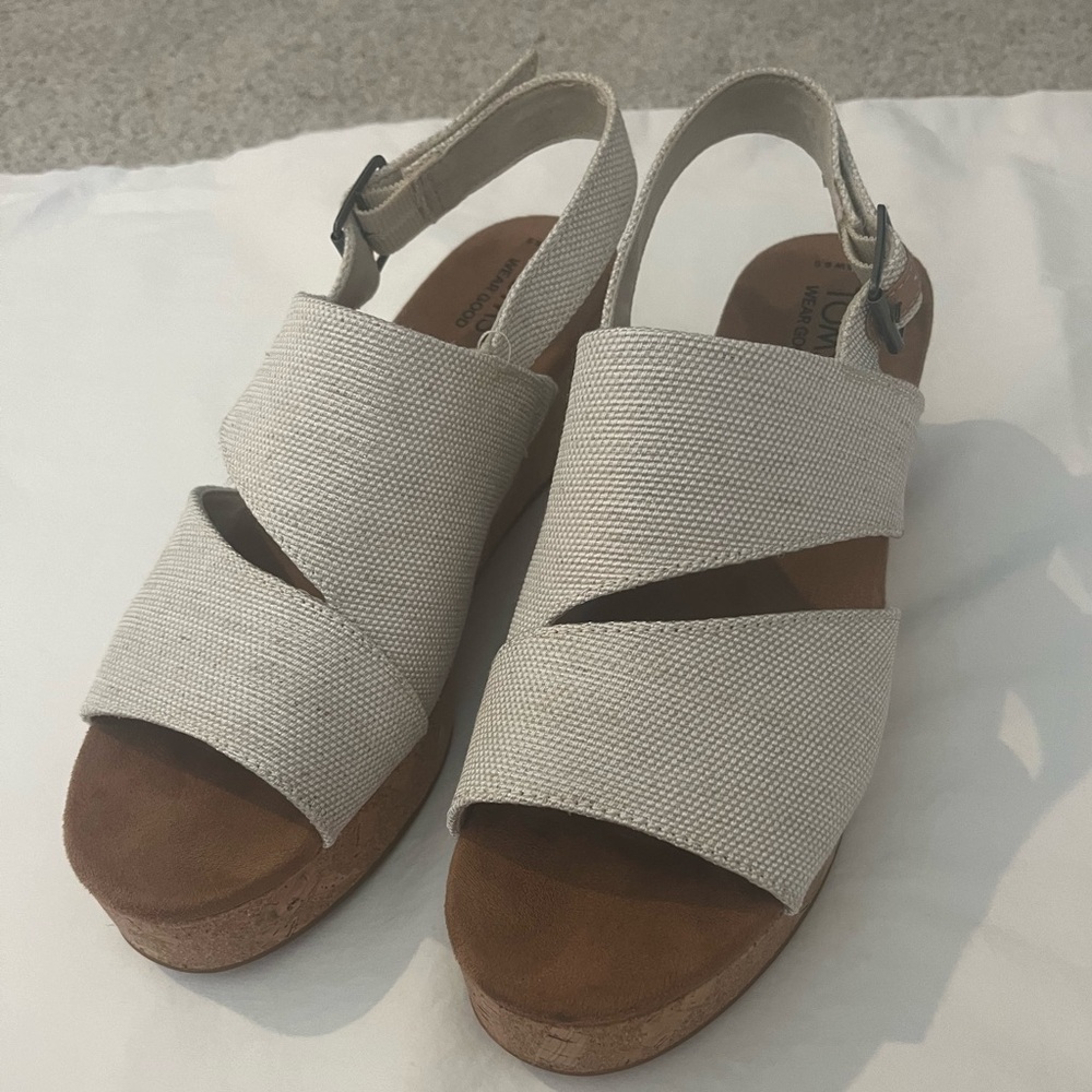 TOMS Claudine Natural Wedge shoe. US W 8.5